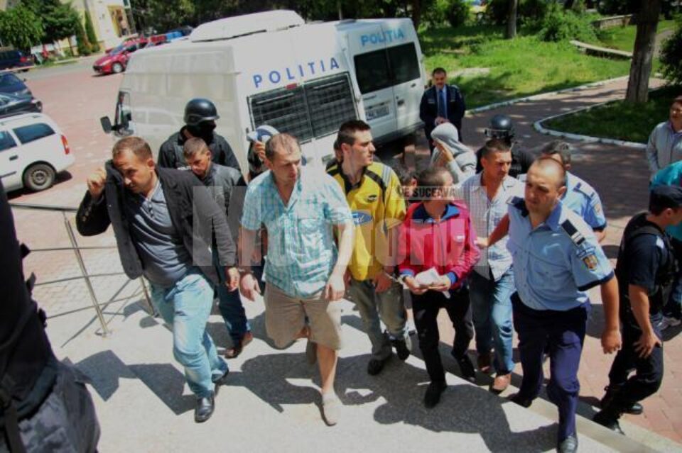 Pentru că erau prea mulți, suspecții au fost aduși la arestare în două tranșe