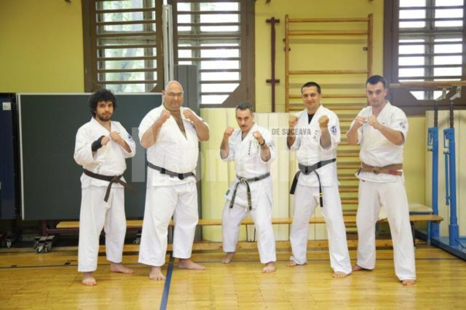 Cei patru reprezentanți ai României la seminarul de la Berlin împreună cu maestrul Hanshi Albert C. Mady (în mijloc) Cei patru reprezentanți ai României la seminarul de la Berlin împreună cu maestrul Hanshi Albert C. Mady (în mijloc)