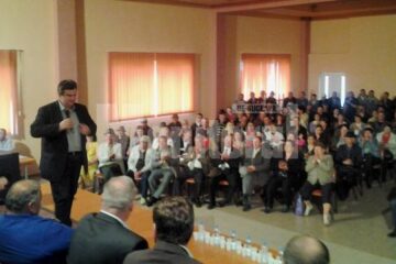 Câteva sute de locuitori ai comunei Cornu Luncii au participat la întâlnirea cu liderul PSD Suceava, Cătălin Nechifor, candidatul USL pentru funcția de președinte al Consiliului Județean
