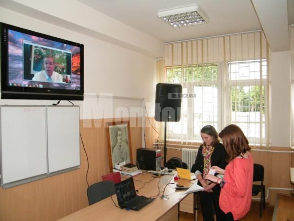 20 de elevi de la Școala Nr.1 din Suceava, împreună cu câțiva profesori și directoarea școlii, Tamara Brutaru, s-au întâlnit online cu un senator american