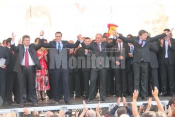 Liderii USL, Crin Antonescu, Victor Ponta și Daniel Constantin, s-au întâlnit cu câteva mii de suceveni la Fălticeni și Suceava