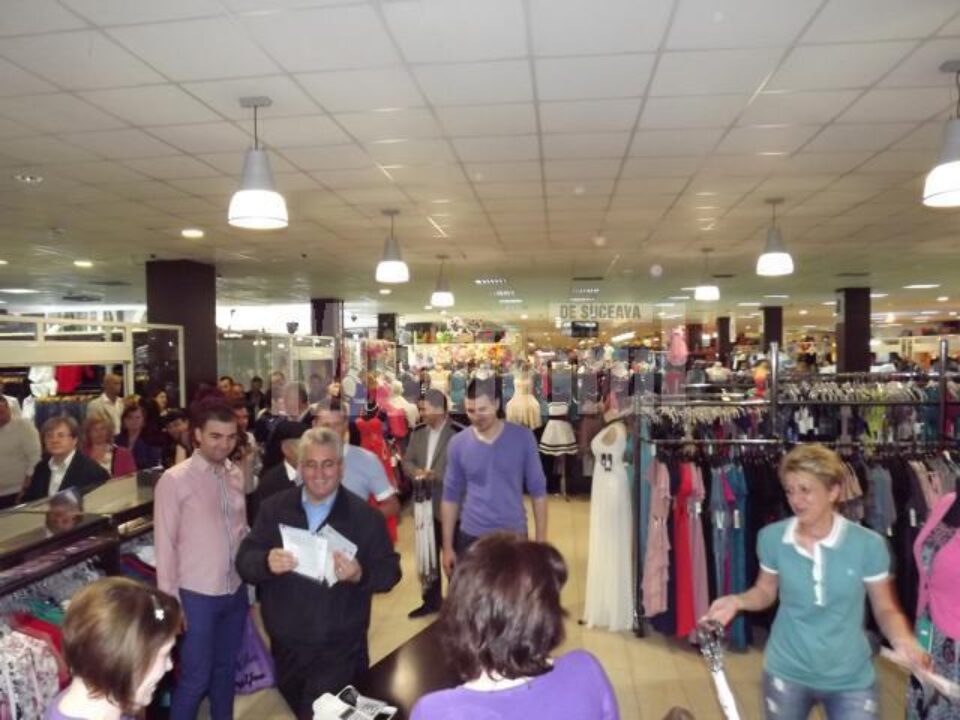 Ion Lungu a împărțit umbrele și pliante în Centrul Comercial Zimbru