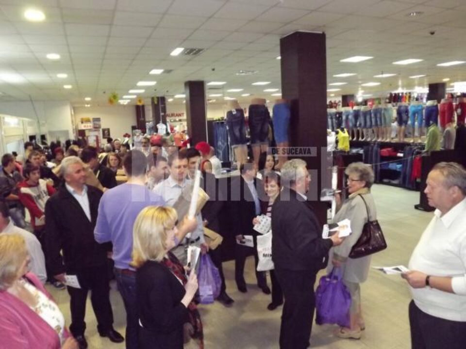 Ion Lungu a împărțit umbrele și pliante în Centrul Comercial Zimbru