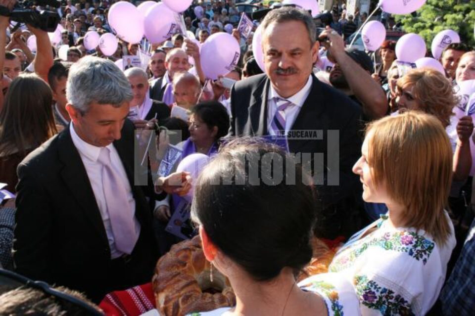 Liderul PP-DD, Dan Diaconescu, a fost întâmpinat la Suceava cu pâine și sare, la fel ca în toate celelalte localități unde a poposit
