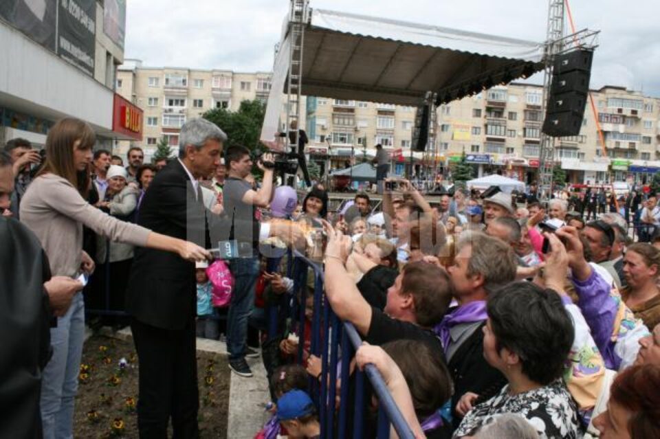 După ce a mușcat din pâine, Dan Diaconescu a împărțit-o oamenilor veniți să-l vadă și să-l audă vorbind