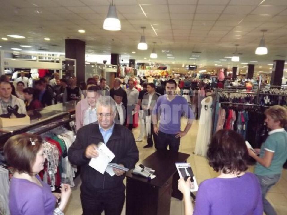 Ion Lungu a împărțit umbrele și pliante în Centrul Comercial Zimbru