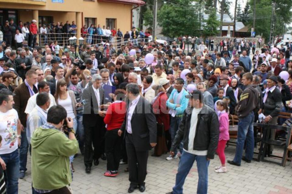 Dan Diaconescu, liderul PP-DD, a fost întâmpinat cu entuziasm la Baia de oamenii care cred că este singurul capabil să mai schimbe ceva în această țară