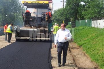 Președintele Consiliului Județean, Gheorghe Flutur, care candidează pentru un nou mandat din partea PDL, s-a aflat luni în comuna Vulturești