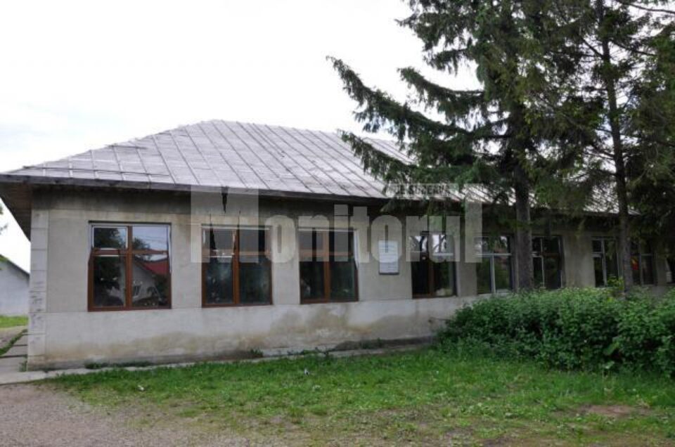 Candidatul PDL la funcția de primar al comunei Adâncata, Viorel Cucu, spune că cea mai reprezentativă școală din comună se află într-o stare jalnică