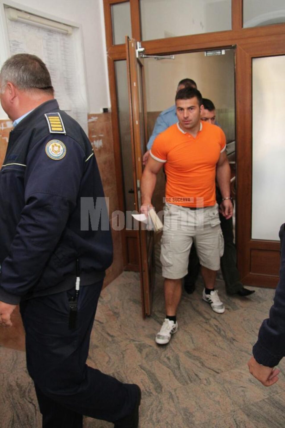 La ora 13.00, lui Iulian Spatariu i s-a dat jos lanțul de la picioare, fiind adus legat doar cu cătușele de un alt inculpat La ora 13.00, lui Iulian Spatariu i s-a dat jos lanțul de la picioare, fiind adus legat doar cu cătușele de un alt inculpat