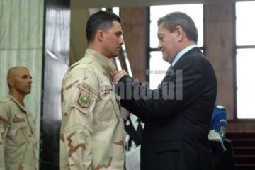 Maiorul Gabriel Ignia, distins de ministrul Ioan Rus cu „distincția de serviciu pentru misiuni în străinătate”