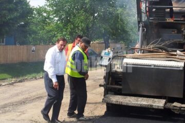 Președintele Consiliului Județean, Gheorghe Flutur, care candidează pentru un nou mandat din partea PDL, s-a aflat luni în comuna Vulturești, unde a inspectat lucrările de asfaltare a drumului județean 208C