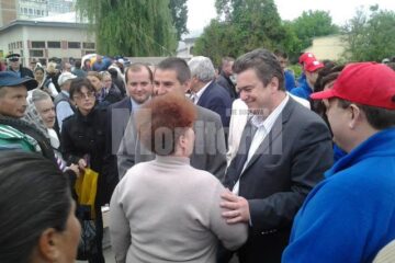 Oamenii prezenți la târgul din Siret i-au cerut lui Nechifor să nu-i lase nepedepsiți pe cei care au tăiat salariile