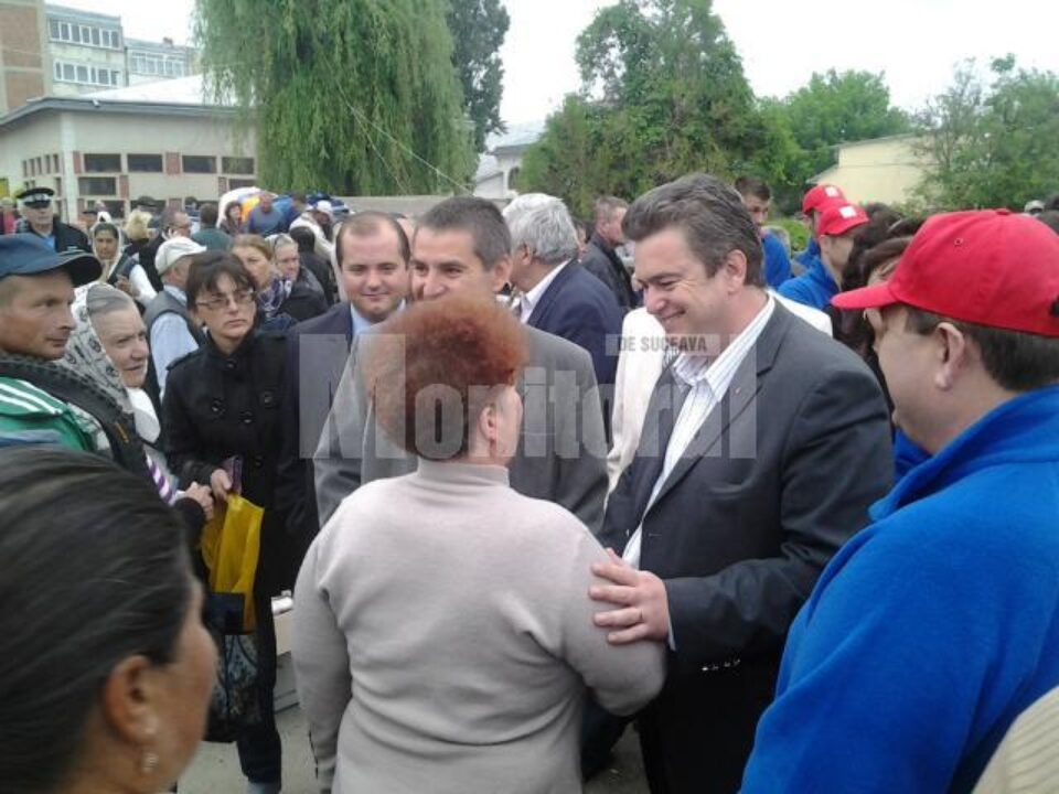 Oamenii prezenți la târgul din Siret i-au cerut lui Nechifor să nu-i lase nepedepsiți pe cei care au tăiat salariile