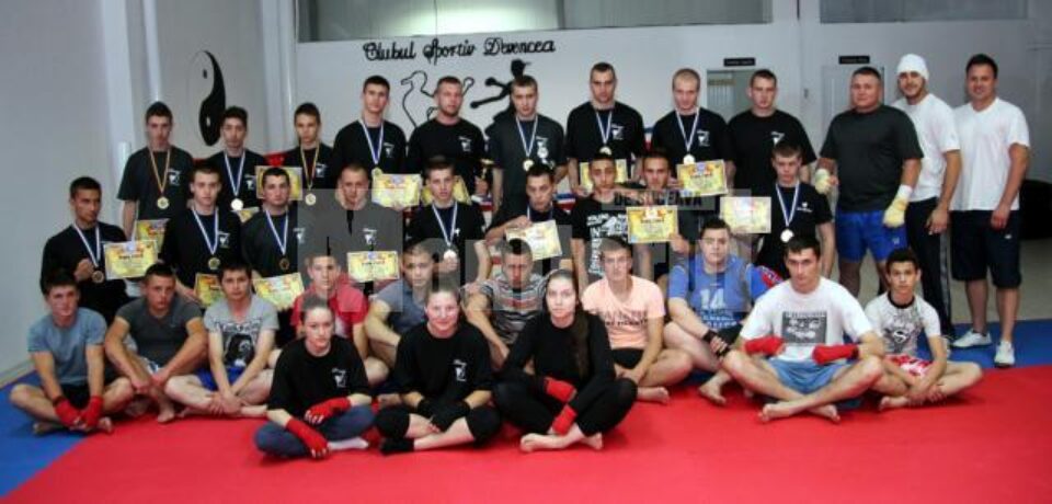 Sportivii clubului Devencea