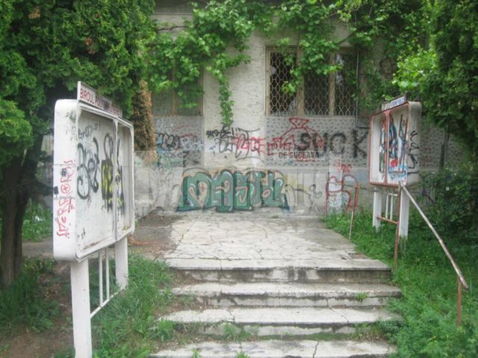 Fostul sediu al Poliției Rutiere, acoperit de graffiti și obscenități