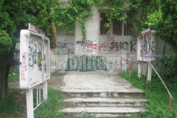 Fostul sediu al Poliției Rutiere, acoperit de graffiti și obscenități