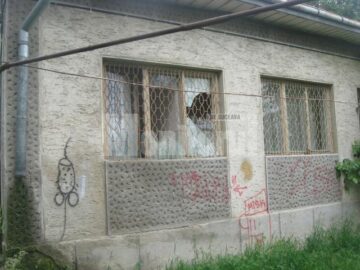 Fostul sediu al Poliției Rutiere, acoperit de graffiti și obscenități