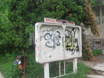 Fostul sediu al Poliției Rutiere, acoperit de graffiti și obscenități