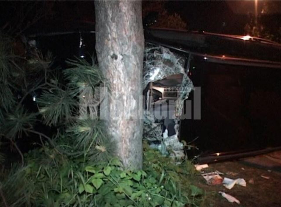 Mașina lui Ghiță Ignat s-a izbit de un copac, după care s-a răsturnat pe o parte