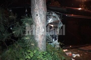 Mașina lui Ghiță Ignat s-a izbit de un copac, după care s-a răsturnat pe o parte