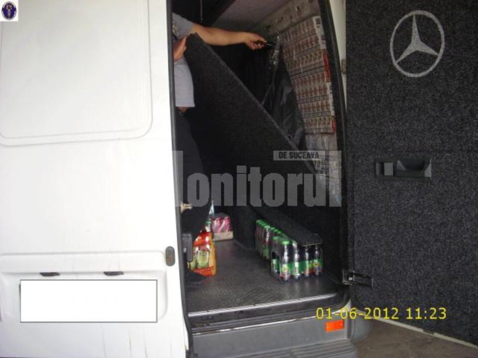 Un microbuz și 6.500 de pachete de țigări de contrabandă, confiscate în Vama Siret
