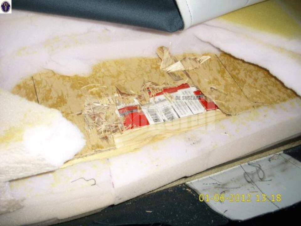 Un microbuz și 6.500 de pachete de țigări de contrabandă, confiscate în Vama Siret