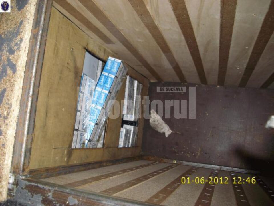 Un microbuz și 6.500 de pachete de țigări de contrabandă, confiscate în Vama Siret