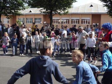 Ion Lungu s-a prins în horă, alături de copii și tineri