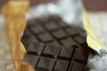 Ciocolata este bogată în polifenoli, puternici antioxidanți naturali care limitează stresul și reduc riscurile de declanșare a maladiilor cardiovasculare