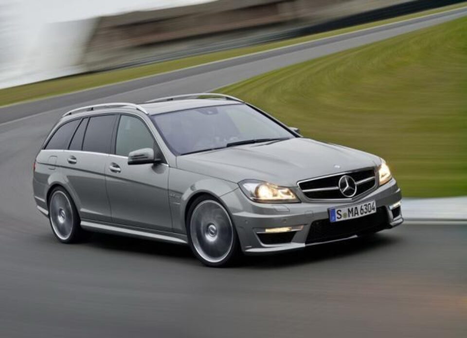 Mercedes-Benz C 63 AMG își împrospătează aspectul