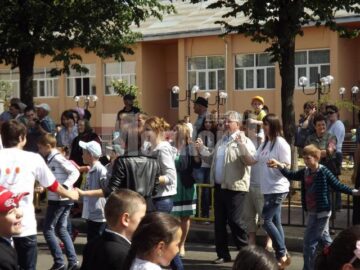Ion Lungu s-a prins în horă, alături de copii și tineri