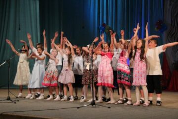 Spectacolul elevilor artiști de la Școala nr. 8 a fost apreciat de toată audiența