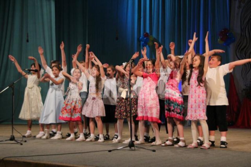 Spectacolul elevilor artiști de la Școala nr. 8 a fost apreciat de toată audiența