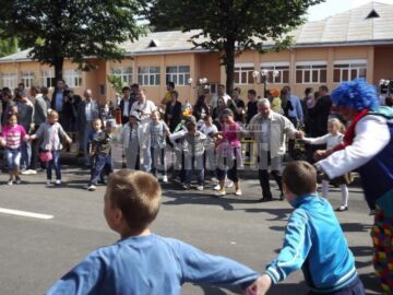 Ion Lungu s-a prins în horă, alături de copii și tineri