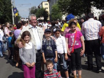 Ion Lungu a pozat alături de copii, la cererea acestora