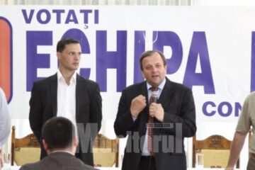 Câteva sute de locuitori din Putna au participat la o întâlnire electorală cu șeful administrației județene, Gheorghe Flutur