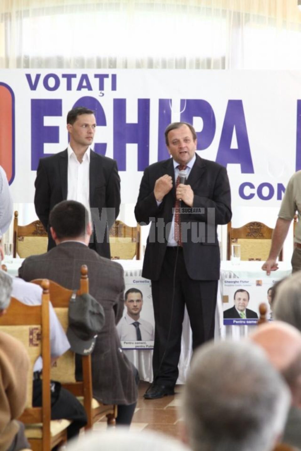 Câteva sute de locuitori din Putna au participat la o întâlnire electorală cu șeful administrației județene, Gheorghe Flutur
