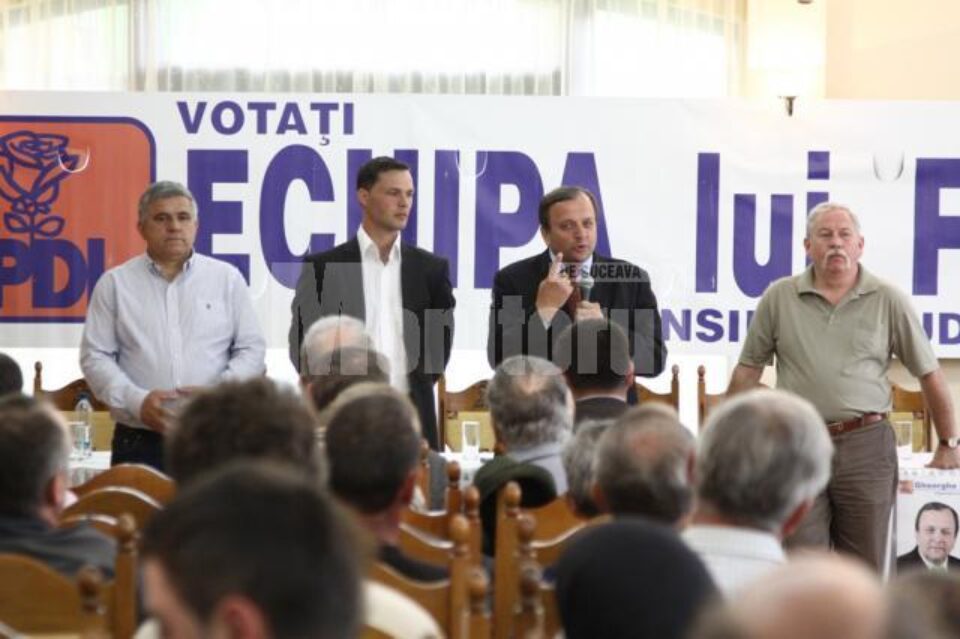 Corneliu Popa, candidatul PDL pentru funcția de primar al comunei Putna, alături de Gheorghe Flutur