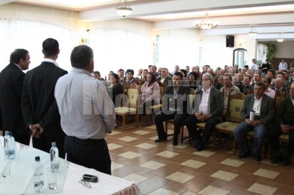 Corneliu Popa, candidatul PDL pentru funcția de primar al comunei Putna, alături de Gheorghe Flutur