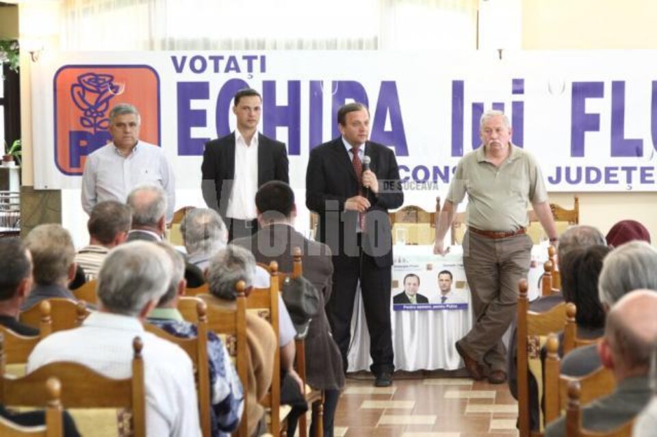 Corneliu Popa, candidatul PDL pentru funcția de primar al comunei Putna, alături de Gheorghe Flutur