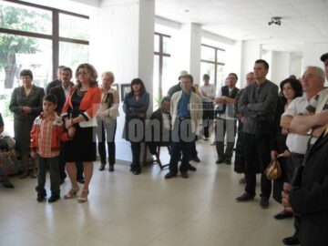 Scene de vernisaj și „portrete de flori”, la Galeria „Ștefan Luchian”