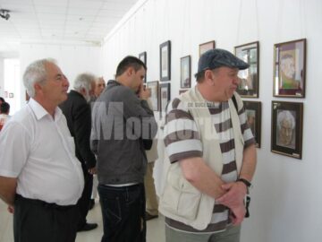 Scene de vernisaj și „portrete de flori”, la Galeria „Ștefan Luchian”