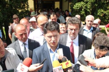 Corlățean a discutat ieri cu mai mulți locuitori din Șcheia