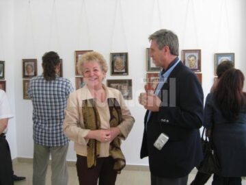 Scene de vernisaj și „portrete de flori”, la Galeria „Ștefan Luchian”