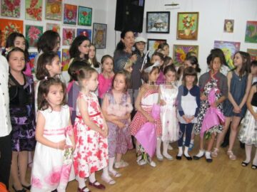 Pusa Pîslaru și Micii Picasso la vernisaj