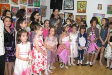 Pusa Pîslaru și Micii Picasso la vernisaj