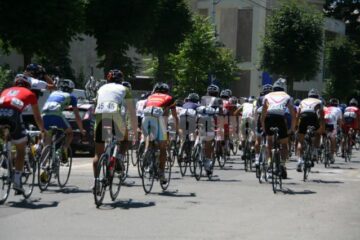 Pietonii sunt avertizați să nu se aventureze pe carosabil în timpul deplasării concurenților