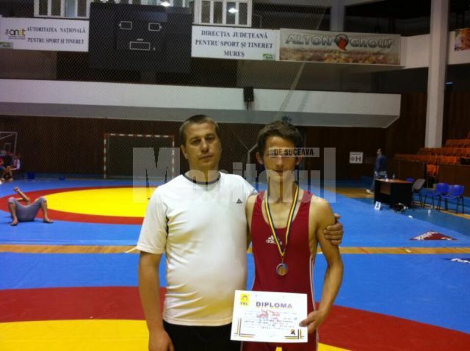 Antrenorul Daniel Ciubotariu și medaliatul cu argint Ionuț Acostăchioaie