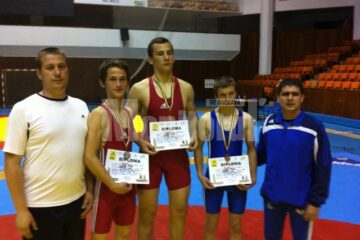 Cei trei medaliați suceveni, Ionuț Acostăchioaie, Constantin Huțuleac și Mihai Șulea, alături de antrenorii Daniel Ciubotariu și Andrei Bolohan